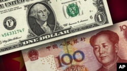 资料图 - 美元和人民币。左上角为一美元纸币,右下角为人民币100圆纸币。