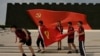 资料照:中国学生在北京中共历史展览馆内拉起一面中共党旗拍照。(2022年9月4日)