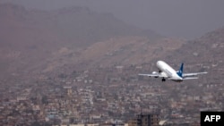资料照片:阿里亚纳阿富汗航空公司的班机从喀布尔机场起飞。(2021年9月11日)