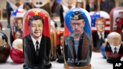 莫斯科旅游纪念品商店里摆放出售习近平与普京的俄罗斯套娃。(2023年3月21日)