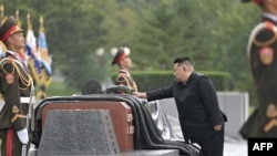 朝鲜于星期六举行了“朝鲜战争停战71周年纪念日”活动,最高领导人金正恩出席;韩国方面则没有任何季恋活动。(法新社照片/朝中社提供)