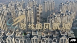 资料照:在江苏省镇江一所大楼顶部俯瞰碧桂园建造的凤凰城楼盘。(2021年10月31日)