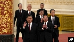 2022年10月23日,在中共二十届一中全会后,中共领导人习近平带领中共新一届政治局常委,包括李强(前右)和蔡奇(后左二)步入人大会堂与中外媒体见面。