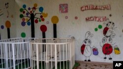 Українська влада заявляє, що вона ідентифікувала інформацію про майже 20 000 дітей, які були примусово депортовані до Росії під час війни. На фото: дитячий будинок у Херсоні, де за часи окупації Росією було примусово депортовано більше тисячі українських дітей. Фото: AP.