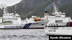 中国海警船进入有争议的尖阁列岛(中国称钓鱼岛)海域,在日本海岸警卫队巡逻舰旁驶过。(2024年4月27日)