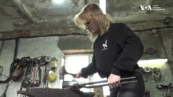 З молотом та манікюром: як Марія Кобець стала ковалем замість чоловіка, який пішов на війну. Відео З молотом та манікюром: як Марія Кобець стала ковалем замість чоловіка, який пішов на війну. Відео