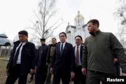 日本首相岸田文雄在乌克兰发生过大屠杀的布查镇视察。(2023年3月21日)