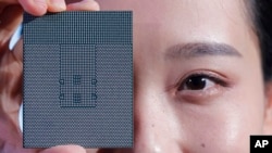 资料照:华为在深圳举行的一个庆祝仪式上展示鲲鹏920芯片。(2019年1月7日)