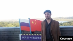 原吉林大學國際與公共事務學院助理教授比約恩·亞歷山大·杜本博士(Dr Björn Alexander Düben)在吉林琿春的中朝俄邊境(杜本提供)
