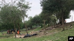 目击者称,2023 年 4 月 21 日,该地区大约两打临时帐篷在本周从德克萨斯州边境被点燃并被摧毁。
