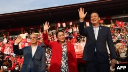 ထိုင်းဝန်ကြီးချုပ်အဖြစ် ဝင်ရောက်ယှဥ်ပြိုင်အရွေးခံနေတဲ့ ဝန်ကြီးချုပ်ဟောင်း သက်ရှင်ရှင်နာဝပ်ရဲ့သမီး  Paetongtarn Shinawatra (အလယ်)