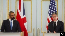 美国国务卿布林肯与英国外交大臣詹姆斯·克莱弗利在伦敦举行联合记者会。(2023年6月20日)