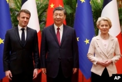 中国领导人习近平在北京会晤到访的欧盟委员会主席冯德莱恩和法国总统马克龙。(2023年4月6日)