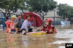 海葵台风引发洪灾,中国救援人员在福建厦门救助灾民。(2023年9月6日)