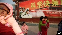 资料照:孩子们在北京的一个广场上玩耍。(2010年2月3日)