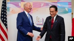 资料照片:拜登总统2023年5月18日抵达日本出席“七国集团”(G-7)峰会。峰会召开前拜登总统和日本首相岸田文雄交谈甚欢。