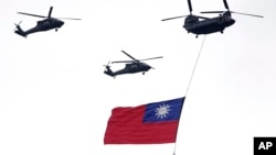 资料照片: 2024年5月20日台湾总统赖清德就职典礼期间,直升机载着台湾国旗飞过台北