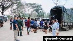 ထွက်ပြေးလာတဲ့ စစ်သား ၄၈ ဦး မြန်မာပြည်ပြန်ပို့နေစဉ် (မတ် ၂၂၊ ၂၀၂၄) (Photo-ထိုင်းစစ်တပ်)