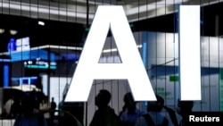 资料照片:2023 年 7 月 6 日在中国上海举行的世界人工智能大会上可以看到 AI(人工智能)标志。
