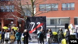 3月23日,多伦多支持中国民运会(以下简称TADC)于中国驻多伦多领事中心进行示威抗议活动。 (美国之音 张真瑜)