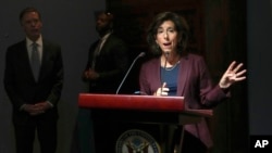 美国商务部长吉娜·雷蒙多(Gina Raimondo)在美国驻华使馆举办的一个招待会上发表讲话。(2023年8月28日)