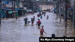 ပဲခူးတိုင်း ပဲခူးမြို့မှာ မိုးသည်းထန်စွာရွာသွန်းအပြီး ပဲခူးမြစ်စိုးရိမ်ရေမှတ်ကျော်လွန်သွားတာကြောင့် မြို့ထဲလမ်းတွေမှာ ရေကြီးရေလျှံနေတာကိုတွေ့ရစဉ် (ဩဂုတ် ၁၀၊ ၂၀၂၃)
