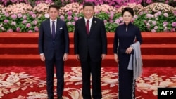 中国领导人习近平及夫人彭丽媛在人大会堂会晤在北京参加一代一路论坛的时任意大利总理朱塞佩·孔特。(2019年4月26日)