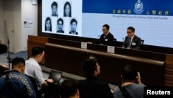 香港当局在记者会上公布被通缉的五名活动人士的照片。(2023年12月14日)