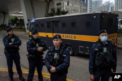 香港壹传媒创办人黎智英乘坐的监狱武装车离开西九龙法院。(2023年12月18日)