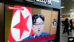 资料照片:2024年1月16日,韩国首尔一个电视屏幕显示的新闻节目中的朝鲜领导人金正恩。(美联社照片)