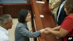 台湾总统蔡英文在伯利兹议会与一名参议员握手。(2023年4月3日)