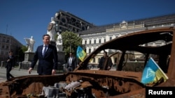 2024年5月2日,在俄罗斯袭击乌克兰期间,英国外交大臣卡梅伦在乌克兰基辅圣迈克尔广场走过被摧毁的俄罗斯军车。(路透社照片)