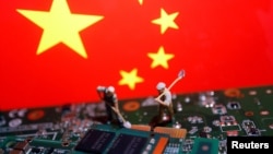 资料照:以中国国旗为背景的工人和半导体芯片图示。