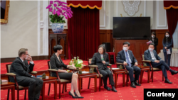 台湾总统蔡英文2023年3月27日与到访的捷克众议院议长阿达莫娃会面。(台湾总统府照片)