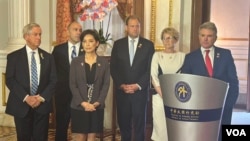 美国联邦众议院外交委员会主席麦考尔 (Michael McCau 右一)5月27日在台湾外交部举行的记者会上讲话。(美国之音特约记者杨安拍摄)