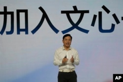 资料照:百度总裁李彦宏展示人工智能聊天机器人文心一言。(2023年3月16日)
