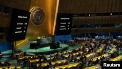 在纽约联合国总部,屏幕显示联合国大会就一项承认巴勒斯坦人有资格成为联合国全面成员国的决议草案所进行的表决结果。(2024年5月10日)