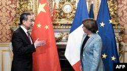 法国外交与欧洲事务部长科隆纳在巴黎会晤中共中央外事工作委员会办公室主任王毅。(2023年2月15日)