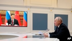 资料照 - 2022年12月30日,俄罗斯总统普京同习近平召开视频会议。