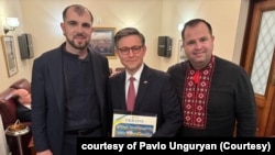 Лише за три дні до голосування Сергій Гайдаржі (л), який втратив від російських бомб в Одесі дружину і маленького сина, особисто розповів свою історію спікеру Майклу Джонсону (ц). Справа – Павло Унгурян, колишній народний депутат та один із євангельських лідерів.