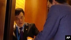 资料照:视频截图显示中国足球协会主席陈戌源在上海进入一个电梯。(2019年10月24日)