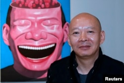 中国艺术家岳敏君与他的绘画(记忆-2,2000)在巴黎展出。(2012年11月13日)