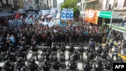 2024年3月18日,在阿根廷布宜诺斯艾利斯省的阿韦拉内达(Avellaneda),人们抗议总统哈维尔·米莱(Javier Milei)的政府削减最脆弱部门的开支。