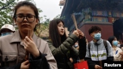 一些年轻人到北京一间寺庙祈福。(路透社2023年4月22日)