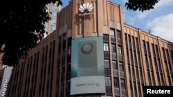 上海华为专卖店外的新手机Mate 60系列广告。(2023年9月8日)