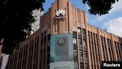 上海华为专卖店外的新手机Mate 60系列广告。(2023年9月8日)