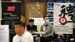 资料照:北京一家商场内举办的招聘点。(2023年6月9日)