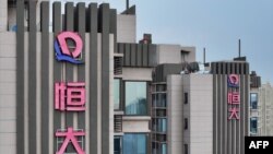 资料照片:中国江苏南京一处公寓楼上的恒大标识。(2023年8月17日)