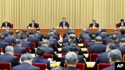 中共新华社2023年12月12日发布照片显示,中国领导人习近平在北京举行的年度中央经济工作会议上讲话。