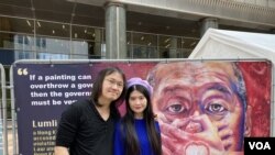 流亡英国的香港异见夫妻档艺术家淋漓淋浪在欧洲议会前展出其关于黎智英的作品。(美国之音 李伯安)